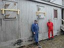 Petter og Arne K. tar en hvil mot veggen p B-delen