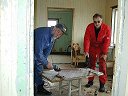 Fagfolk i arbeid med skifting av hengsler p skodder