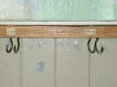 Detalj fra kjkkenet - knagger for kopper
