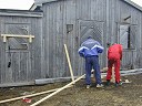 Dugnadsabeidet i avslutningsfasen - dette er utenfor veggen av B-delen mot "Fryden"