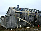 Satt opp stillas for  ta fatt p renovering av taket til del A