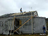 Satt opp stillas(halve taket) for  begynne p taket mot sjsiden A-del.